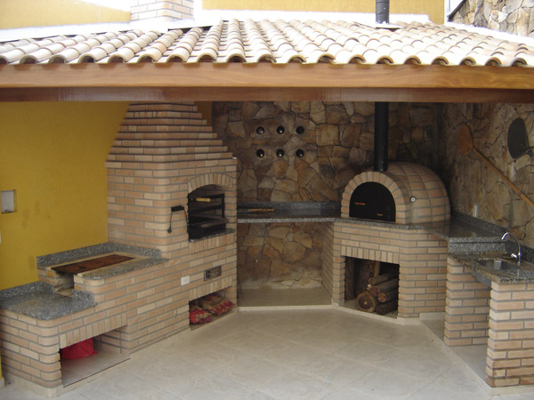 24- Churrasqueira com fogão a lenha acoplado e   forno de pizza igloo 45° com duto e balcão no tijolo palha mesclado.jpg